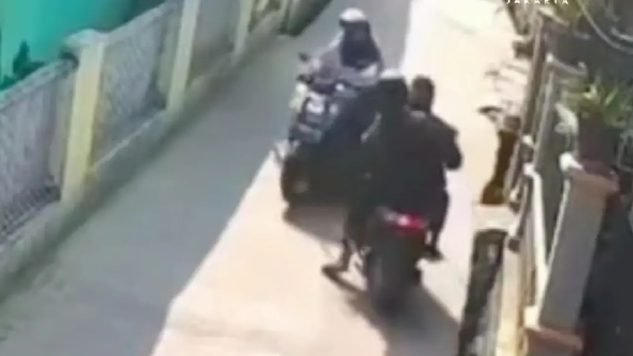 Seorang emak-emak menjadi korban penjambretan saat dibonceng menggunakan motor di Tambun Selatan, Kabupaten Bekasi, Jawa Barat (Istimewa)