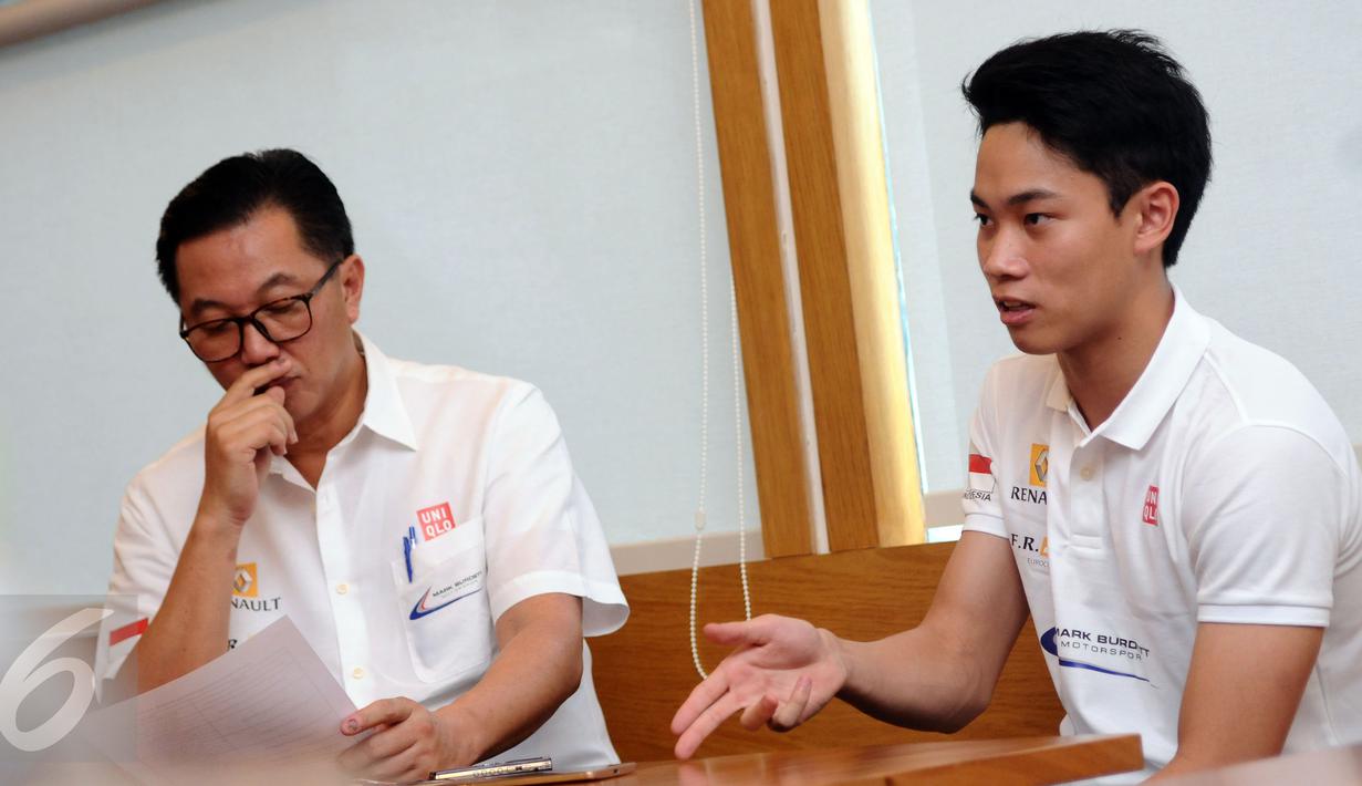 Presley Martono (kanan) memberi keterangan terkait persiapan berlaga di ajang Eurocup Formula Renault 2.0 2017, Jakarta, Kamis (9/3). Presley akan bergabung dengan tim asal Inggris, Mark Burdett Motorsport. (Liputan6.com/Helmi Fithriansyah)