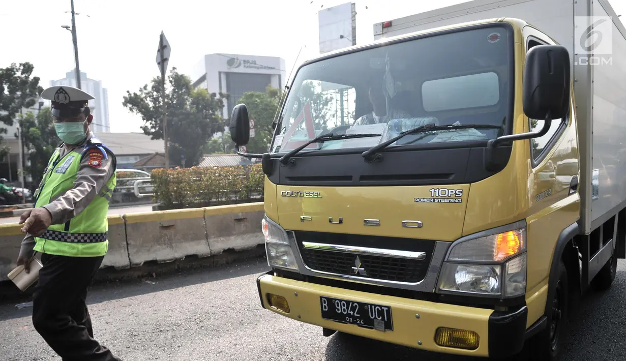 Polisi memberhentikan kendaraan saat hari pertama pemberlakuan perluasan sistem ganjil genap di Jalan Salemba Raya, Jakarta, Senin (9/9/2019). Perluasan sistem ganjil genap diberlakukan setelah sebelumnya dilakukan uji coba. (merdeka.com/Iqbal Nugroho)