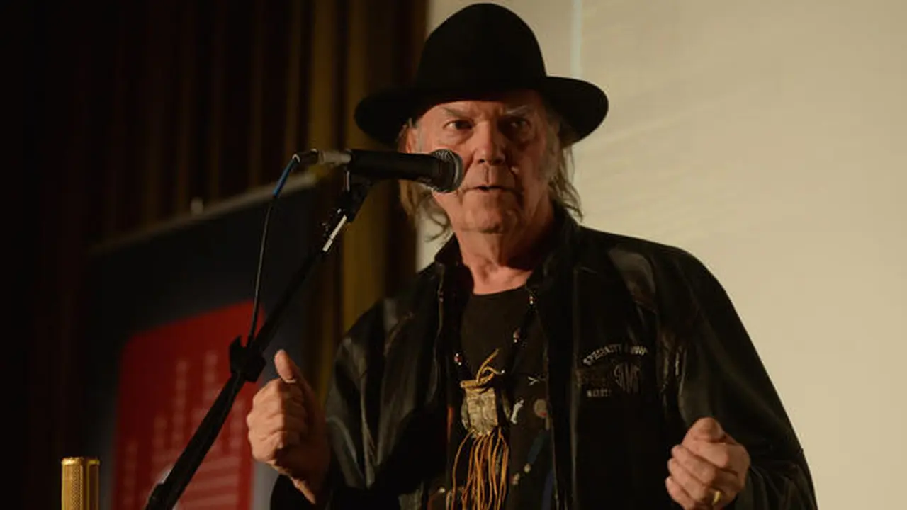 Neil Young Jadi Korban Pembajakan Pornografi di Twitter