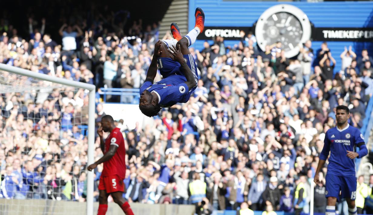 Usai cetak gol Victor Moses melakukan salto pada lanjuta premier League antara Chelsea melawan Leicester City di   Stamford Bridge, London, (15/10/2016).  (AFP/Adrian Dennis)