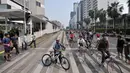 Aktivitas warga berolahraga saat Car Free Day di kawasan Bundaran HI, Jakarta, Minggu (10/11/2019). Warga Jakarta kini lebih leluasa berolahraga setelah Pemprov DKI memberlakukan larangan PKL berjualan di area HBKB mulai dari Jalan Sudirman hingga MH Thamrin. (merdeka.com/Iqbal S. Nugroho)