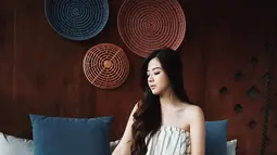 Ketika sedang berlibur, pemilik nama lengkap Efranda Stefanus ini tampil dengan busana simpel. Franda tampil cantik dengan dress sabrina berwarna putih motif garis. Tak lupa, ia melengkapi penampilannya dengan memakai topi pantai. (Liputan6.com/IG/frandaaa87)