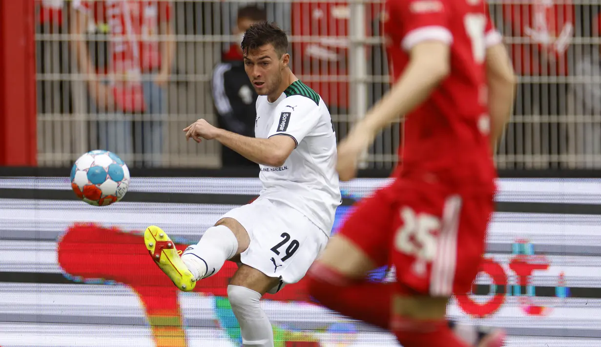 Joe Scally. Bek kanan asal USA berusia 18 tahun yang kini tengah menjalani musim pertamanya bersama Borussia Monchengladbach usai dipromosikan dari skuad yunior pada awal 2021/2022 selalu tampil dalam 17 laga di Liga Jerman musim ini. Satu gol dan 2 assist berhasil dikoleksinya. (AFP/Odd Andersen)