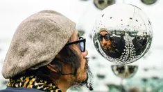Pengunjung mengamati instalasi seni karya seniman Jepang Yayoi Kusama di Museum Wndr, Chicago, Amerika Serikat, Minggu (23/2/2020). Museum Wndr menampilkan 'Infinity Mirror Room' karya Yayoi Kusama dan sejumlah instalasi seni lainnya yang memadukan seni dan ilmu pengetahuan. (Xinhua/Joel Lerner)