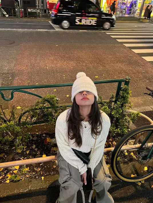 Sementara, Maria memadukan celana cargo warna hijau army dengan sweater warna beige.  [@jefrinichol]