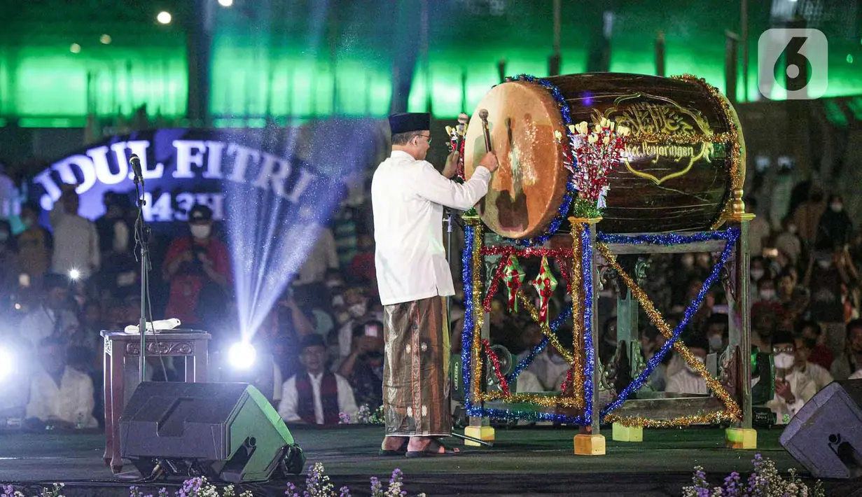 <p>Gubernur DKI Jakarta Anies Baswedan memukul beduk saat membuka Festival Tabuh Bedug Malam Takbiran di Jakarta International Stadium (JIS), Jakarta, Minggu (1/5/2022). Pemerintah Provinsi DKI Jakarta menyelenggarakan Festival Beduk bertepatan dengan malam menyambut Idul Fitri 1443 Hijriah. (Liputan6.com/Faizal Fanani)</p>