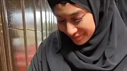 Interaksi Dian dengan kucing hitam itu langsung menuai berbagai reaksi positif dari penggemar. Banyak yang menganggap kejadian ini sebagai pertanda baik, mengingat kucing sering disebut sebagai hewan yang membawa keberkahan. Warganet pun membanjiri kolom komentar dengan pujian dan doa untuk kelancaran ibadahnya. (Liputan6.com/IG/@therealdisastr)