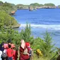 pemandangan pantai teluk asmara dengan gugusan pulaunya yang indah