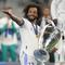 Marcelo. Bek kiri Brasil berusia 34 tahun ini telah memperkuat Real Madrid hampir 15 tahun usai didatangkan dari Fluminense pada tengah musim 2006/2007 dengan nilai transfer 6,5 juta euro. Ia total telah menjalani 545 laga bersama Los Blancos di semua ajang kompetisi dengan torehan 38 gol dan 103 assist. Berbagai gelar bergengsi telah diraihnya, di antaranya 6 trofi La Liga dan 5 trofi Liga Champions. Empat klub dikabarkan bisa menjadi pelabuhan selanjutnya di musim depan dengan status bebas transfer, yaitu Arsenal, Juventus, Inter Miami atau Fluminense. (AP/Kirsty Wigglesworth)