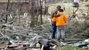 Gubernur Tennessee Bill Lee (kiri) berdoa bersama Kayla Cowen yang sedang mencari tetangganya setelah tornado menerjang Cookeville, Tennessee, Amerika Serikat, Selasa (3/3/2020). Tornado yang menerjang Tennessee menewaskan 25 orang. (AP Photo/Mark Humphrey)