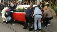 Asal Parkir, MINI Terekam Nyaris 'Dihajar' Trem