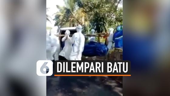 VIDEO: Tenaga Medis Dilempari Batu Saat Bawa Jenazah Pasien Covid-19