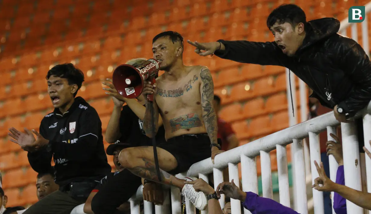 Beberapa suporter Persis Solo saat menonton tim kesayangannya melawan Rans Cilegon FC dalam laga Babak 8 Besar Liga 2 2021/2022 di Stadion Pakansari, Bogor, Rabu (15/12/2021). (Bola.com/M Iqbal Ichsan)