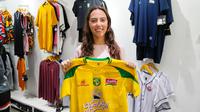 Iris de Rouw mengunjungi Persebaya Store, Sutos, Surabaya, Kamis (30/1/2025). (Bola.com/Aditya Wany)