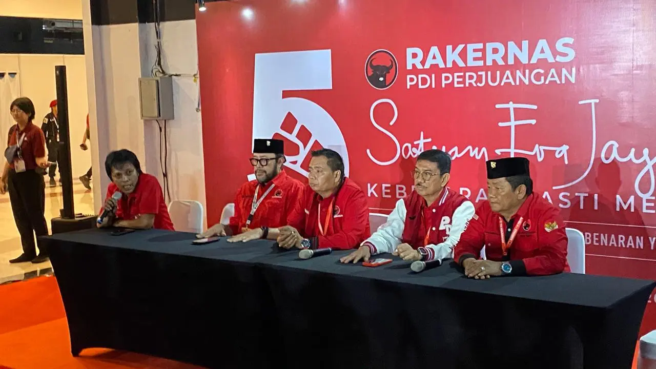 Ketua DPD PDIP Jawa Barat Ono Surono saat konpers di sela Rakornas ke-V PDIP di BCIS Ancol, Jakarta Utara, Sabtu (25/4/2024).