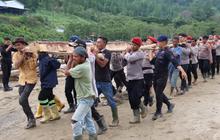 Aparat Kepolisian dan Warga Gotong Royong Bangun Jembatan Darurat Pasca Banjir Bandang di Penomon Jaya