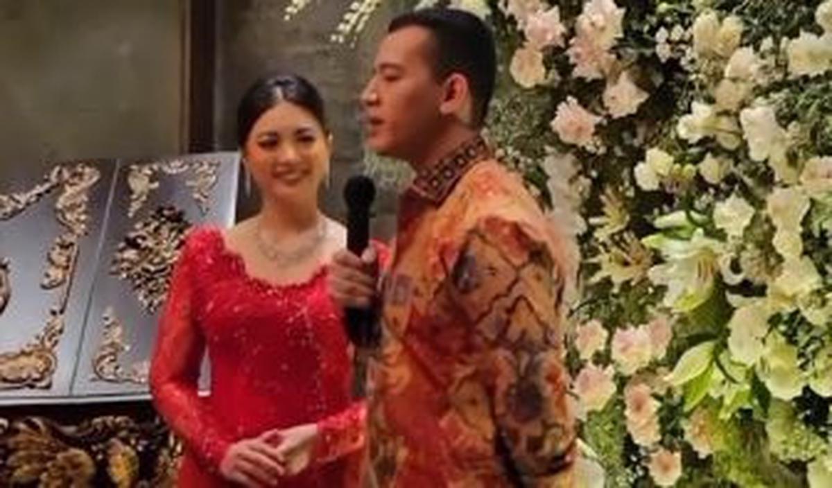 "Belum pernah chatting dengan perempuan di luar pekerjaan," terangnya.
