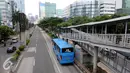 <p>Transjakarta singgah di halte busway, Jakarta, Senin (11/7). Meski libur Idul Fitri telah usai namun beberapa ruas jalan di Jakarta masih lengang. (Liputan6.com/Helmi Afandi)</p>