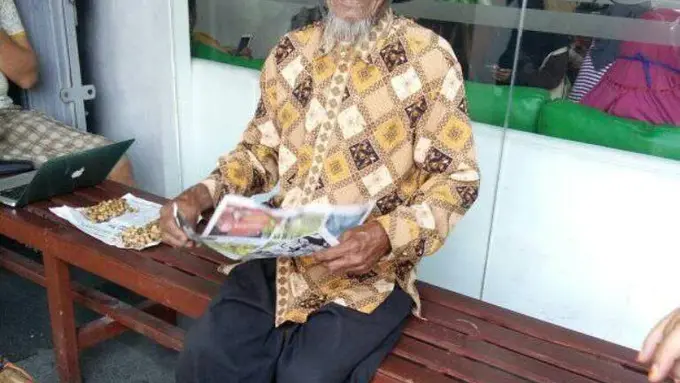 Sambung Hidup, Kakek Ini Pikul Bakul dari Boyolali ke Semarang