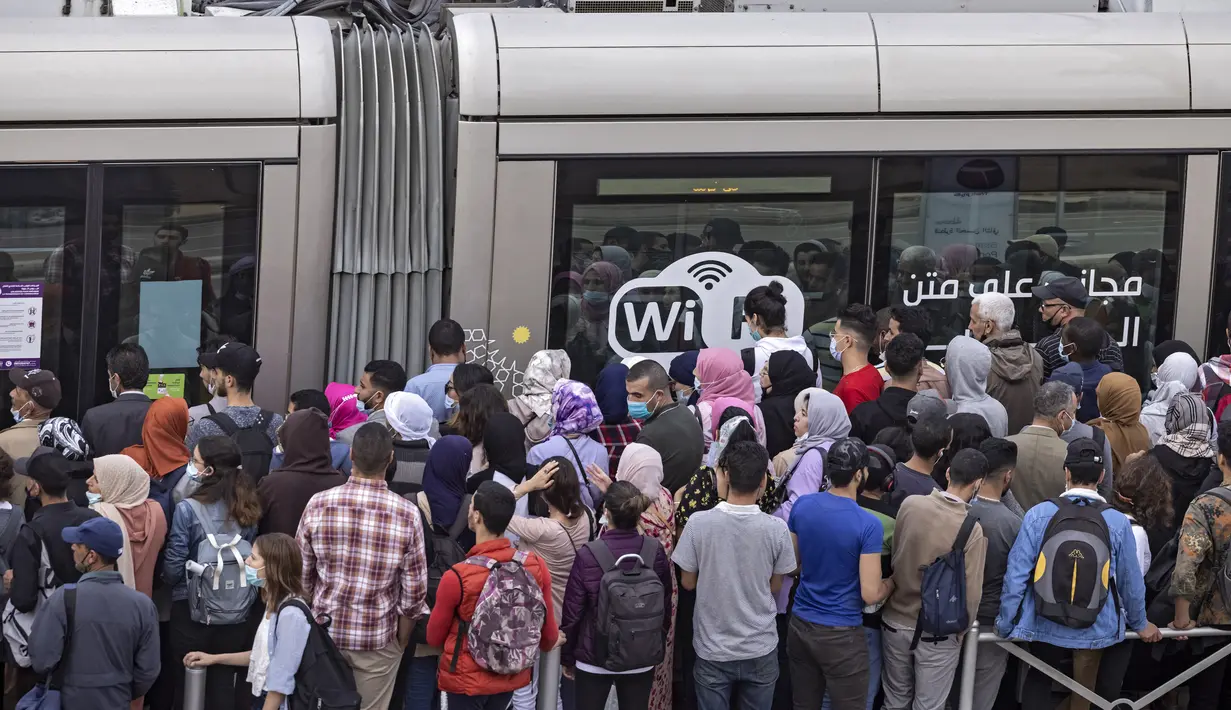 Antrean penumpang di stasiun trem setelah pemerintah memutuskan untuk mengadopsi sistem wajib vaksin COVID-19 di Rabat, Kamis (21/10/2021). Pemerintah Maroko mulai menerapkan kebijakan wajib menunjukkan surat vaksin Covid-19 bagi siapa saja yang ingin memasuki area publik. (FADEL SENNA/AFP)