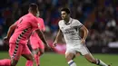 Enzo Fernandez (kanan) menghadapi bek Cultural Leonesa, Angel Bastos saat laga leg kedua babak 32 besar Copa del Rey di Santiago Bernabeu, Kamis (1/12). Enzo berhasil mencetak gol dalam debut di tim utama Real Madrid (AFP PHOTO / Javier Soriano)
