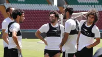 Striker Mesir, Mohamed Salah, saat mengikuti sesi latihan jelang laga Piala Dunia di Stadion Akhmat, Rusia, Rabu (13/6/2018). Kondisi cedera bahu yang berangsur pulih membuatnya siap tampil di Piala Dunia 2018. (AFP/Karim Jaafar)