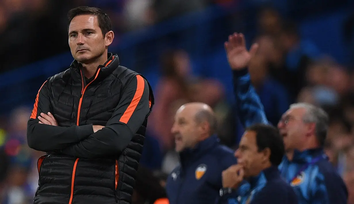 Reaksi manajer Chelsea, Frank Lampard usai skuat asuhannya kalah atas Valencia pada laga perdana Grup H Liga Champions di Stamford Bridge, Rabu (18/9/2019). Debut Frank Lampard bersama Chelsea di Liga Champions tercoreng dengan kekalahan 0-1 atas Valencia. (DANIEL LEAL-OLIVAS / AFP)