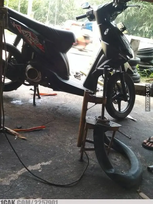 Tingkah Nyeleneh Tukang Tambal Ban Ini Bikin Tepuk Jidat