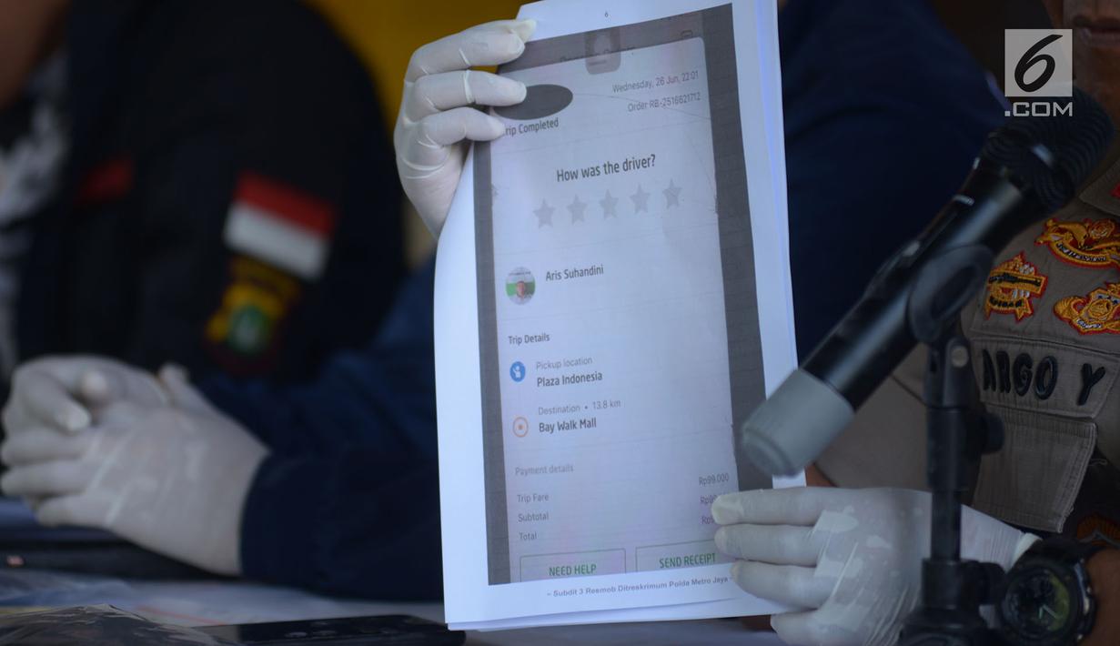 Kabid Humas Polda Metro Jaya Kombes Pol Argo Yuwono memperlihatkan bukti screenshoot pemesanan aplikasi Gocar saat rilis tindak pencurian dengan kekerasan di Jakarta, Sabtu (29/6/2019). Mobil dan handphone AS, pengemudi taksi online itu turut disita sebagai barang bukti. (merdeka.com/Imam Buhori)