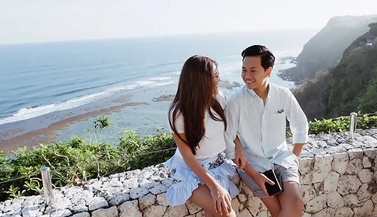 "Semenjak pacaran sama Bani, kenapa aku senang, itu karena kuliah jadi semangat terus, dia juga ngurus gaji karyawan. Kerjaannya kalau enggak di dapur ya ngurus karyawan,” tambah Ashanty. (Instagram/rabbanizaki)