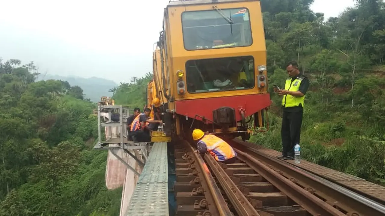 Kereta kerja MTT Anjlok di Km 15+ 8/9 antara Stasiun Padalaran - Stasiun Cilame pada Sabtu (8/12). Dok KAI