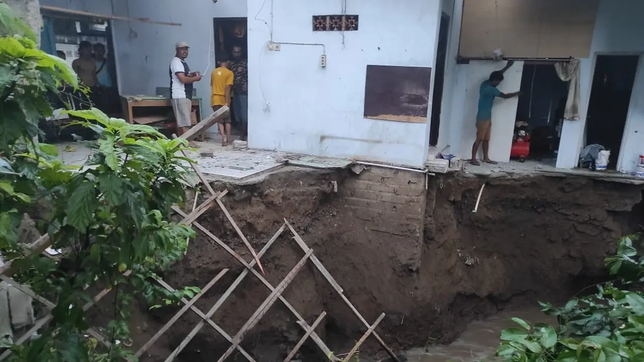 Sebagian bangunan rumah milik Suyati (51)  warga Desa Tamanagung Banyuwangi ambruk akibat tergerus air. (Istimewa)