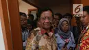 Anggota Dewan Pengarah Badan Pembinaan Ideologi Pancasila (BPIP) Mahfud MD bersiap memberikan keterangan kepada sejumlah media terkait gaji yang diterima oleh pimpinan, anggota, dan pegawai BPIP di Jakarta, Kamis (31/5). (Liputan6.com/Angga Yuniar)