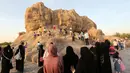 Pengunjung berkumpul di luar Cave of Miracles, bagian dari Quranic Park, Dubai,Uni Emirat Arab, 6 April 2019. Taman Alquran ini dibangun di atas lahan seluas 60 hektare. (REUTERS/Satish Kumar)