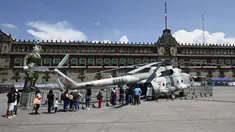 Orang-orang mengantre untuk masuk ke helikopter MI-17 Angkatan Udara Meksiko dalam pameran yang disebut The Great Force of Mexico di Alun-Alun Zocalo, Mexico City, Meksiko, 20 September 2021. (ALFREDO ESTRELLA/AFP)