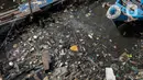 Tumpukan sampah mengambang di pinggir laut kawasan Kampung Nelayan, Penjaringan, Jakarta Utara, Minggu (20/9/2020). Sampah plastik dari kemasan air mineral hingga wadah makanan yang dibuang oleh warga ke laut ini menumpuk di pesisir karena terbawa arus. (Liputan6.com/Johan Tallo)