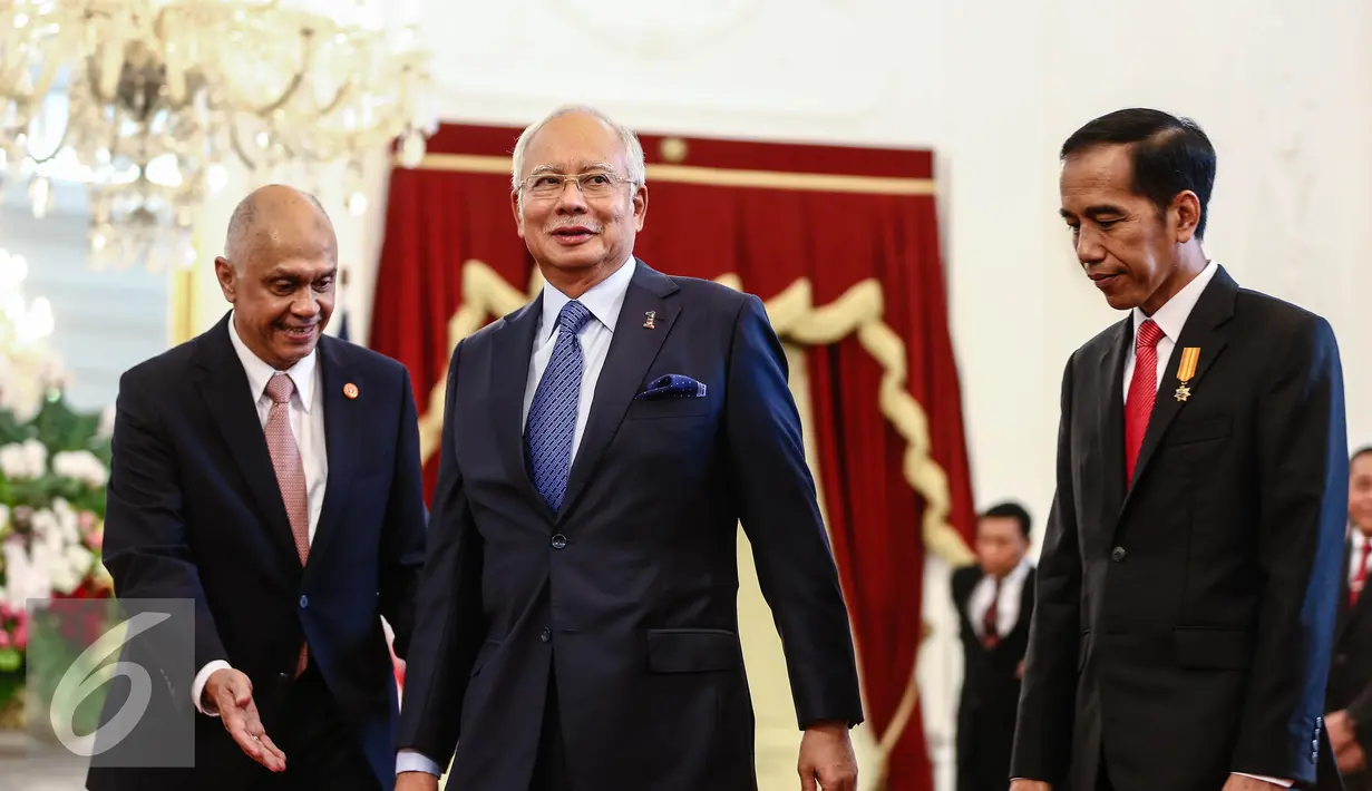 PM Malaysia, HE Dato Sri Muhammad Najib Tun Abdul Razak (kiri) disambut Presiden Jokowi (kanan) saat tiba di Jakarta, Senin (1/8). Pertemuan membahas isu di bidang pertahanan dan keamanan dan kerja sama ekonomi. (Liputan6.com/Faizal Fanani)
