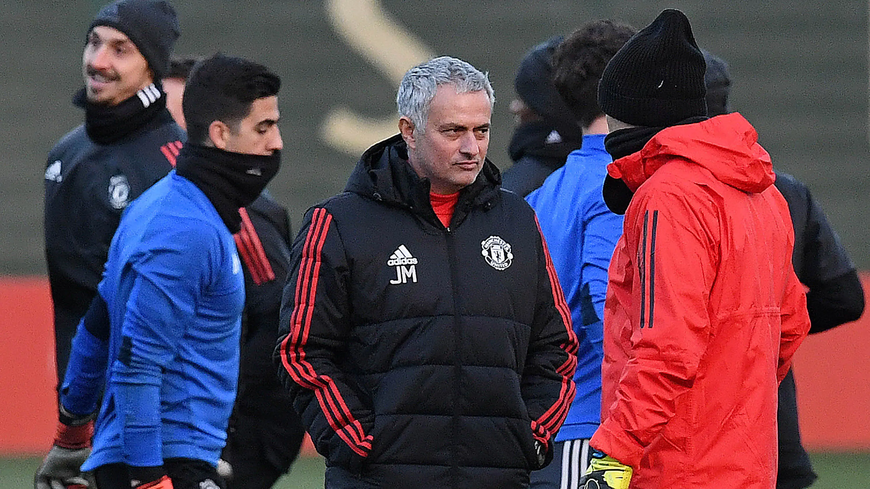 Pelatih Manchester United, Jose Mourinho, memimpin sesi latihan jelang laga Liga Champions di Manchester, Senin (4/12/2017). Manchester United akan berhadapan dengan CSKA Moscow. (AFP/Paul Ellis)