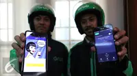 Driver Grab memperlihatkan aplikasi Mandiri e-cash dan Grab saat penandatanganan perjanjian kerja sama antara Bank Mandiri dengan Grab Indonesia, Jakarta, Kamis (18/8). (Liputan6.com/Angga Yuniar)