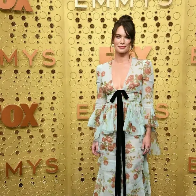 Gaun Biru Emmy Awards 2019