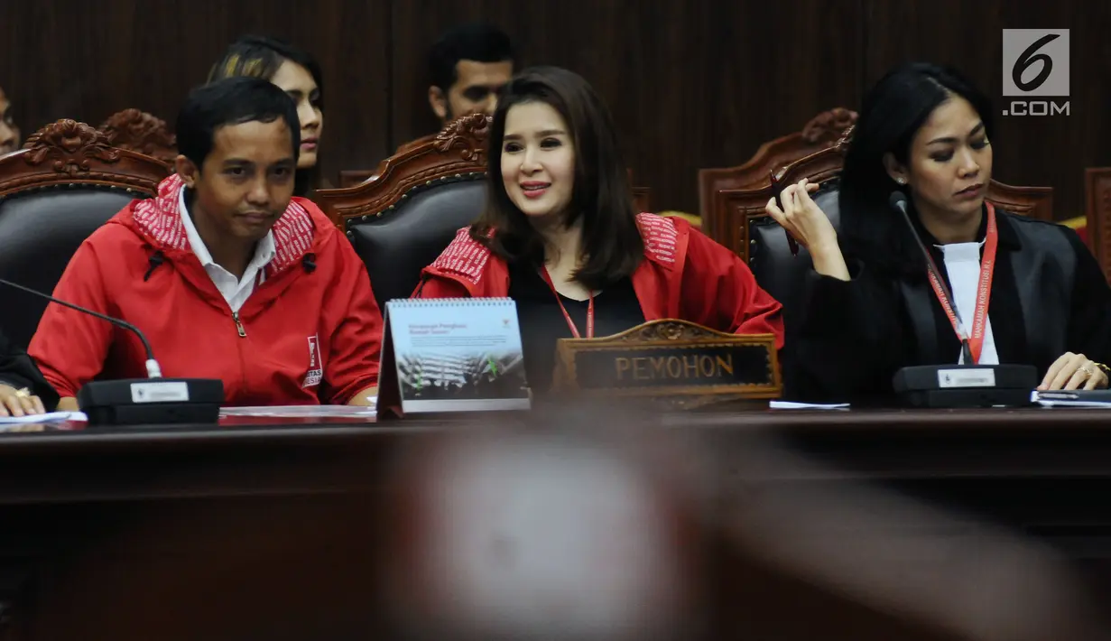 Ketum DPP PSI, Grace Natalie (tengah) saat mengikuti sidang perdana permohonan uji materi UU Nomor 7 Tahun 2017 tentang Penyelenggaraan Pemilu di Gedung MK, Jakarta, Selasa (5/9). Sidang membacakan nota pendahuluan. (Liputan6.com/Helmi Fithriansyah)