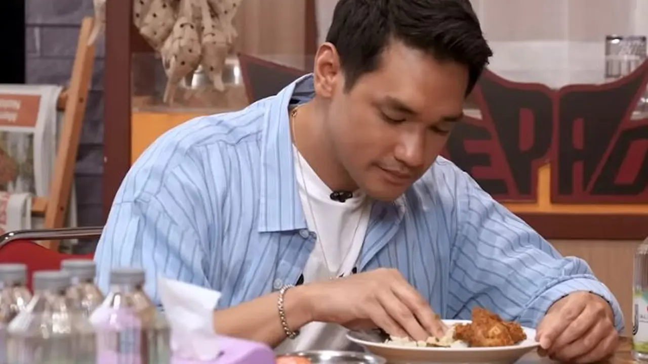 Afgan Syahreza saat makan Nasi Padang di podcast Deddy Corbuzier