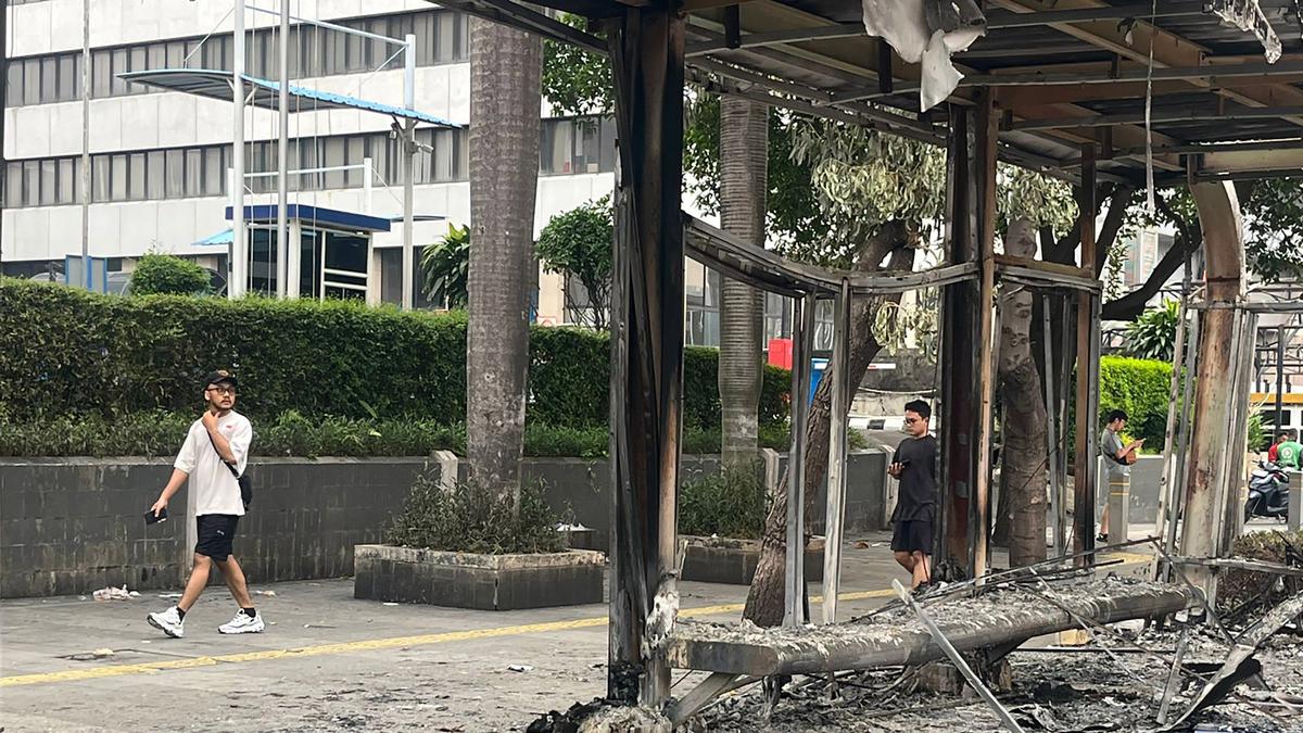 Sejumlah Halte dan Pagar Gedung DPR Rusak Imbas Aksi Massa