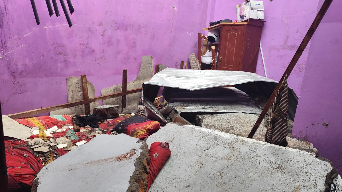 Pasutri di Makassar Tertimpa Atap Beton Indekos