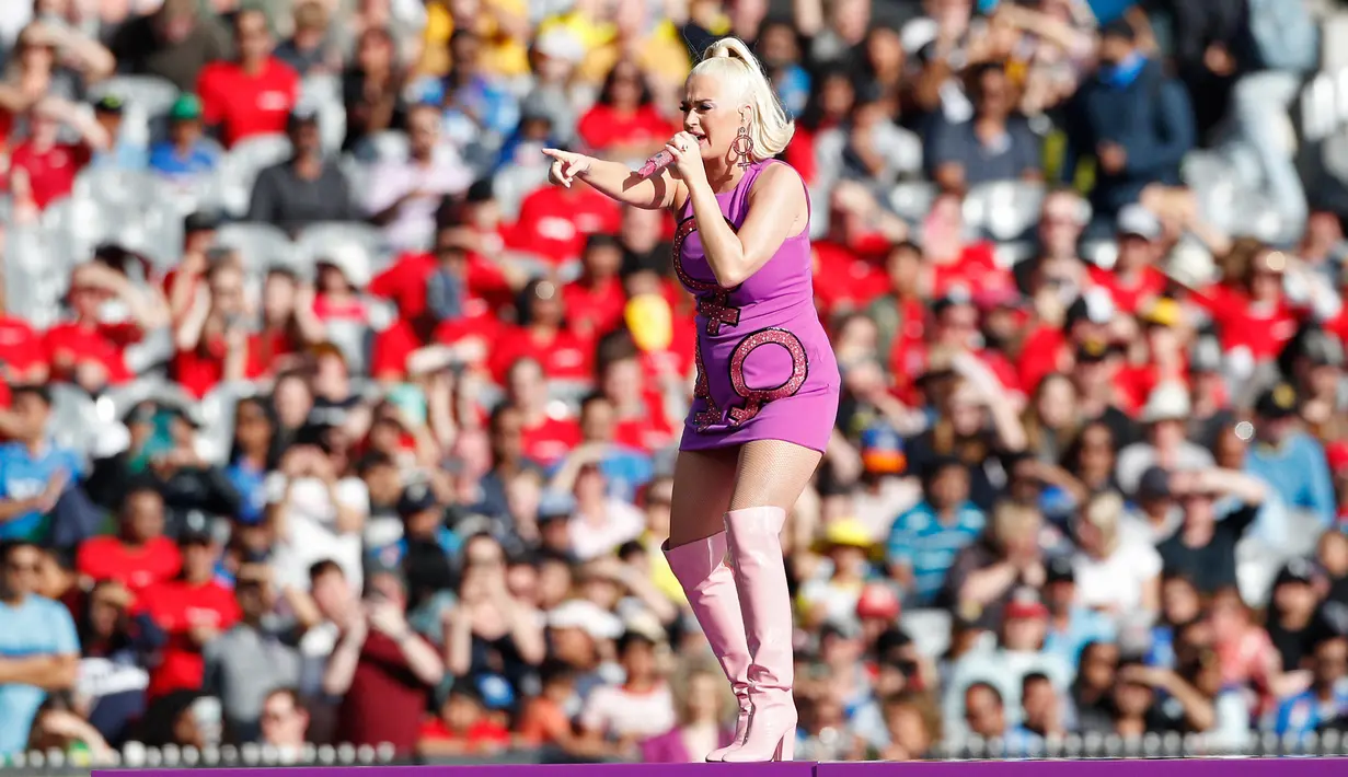 Penampilan penyanyi Katy Perry sebelum dimulainya pertandingan kriket Piala Dunia T20 Perempuan ICC 2020 di Melbourne, Minggu (8/3/2020). Tunangan Orlando Bloom tersebut tampil secara langsung (live) di atas panggung untuk pertama kalinya sejak mengumumkan kehamilannya. (AP/Asanka Ratnayake)
