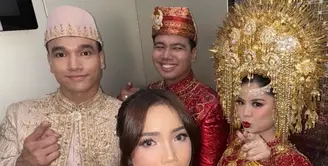 Indah memilih kebaya merah marun yang sarat akan detail artistik. Kebaya rancangan Laviena Wedding Gallery ini menghadirkan siluet klasik yang dipadu dengan sentuhan modern lewat taburan payet emas yang tertata rapi di seluruh permukaan kain. [@indahtrp].