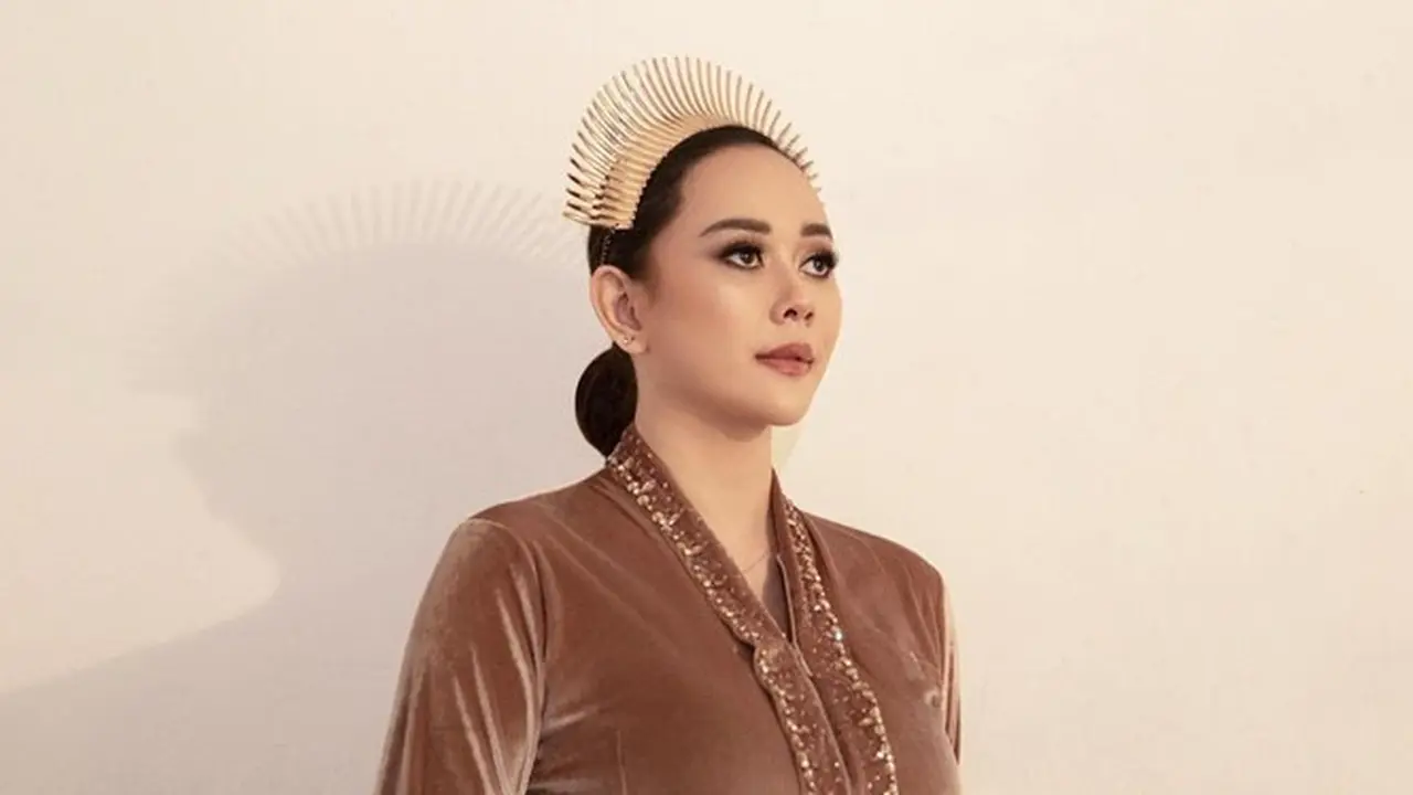 7 Pesona Aura Kasih saat Pakai Kebaya, Anggun Banget