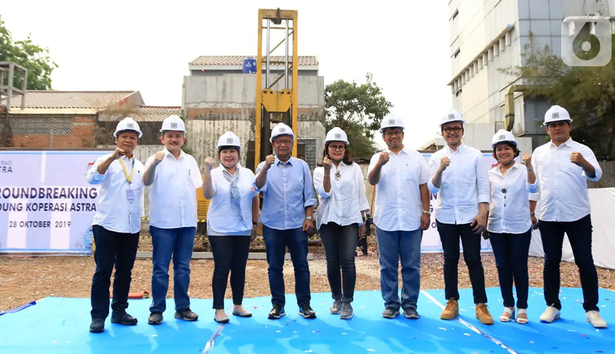 Pengurus Koperasi Astra, Pengawas Koperasi Astra dan Dewan Pengawas dan Pengurus Koperasi Astra foto bersama sai peluncuran logo baru dan groundbreaking gedung baru Koperasi Astra di kawasan Cempaka Putih, Jakarta Pusat, Senin (28/10/2019). (Liputan6.com/Pool/Corcomm Astra)