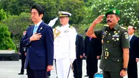 Perdana Menteri Jepang Shinzo Abe mengunjungi Taman Makam Pahlawan Nasional Kalibata, Jakarta, Rabu (22/4/205). (Liputan6.com/Yoppy Renato)